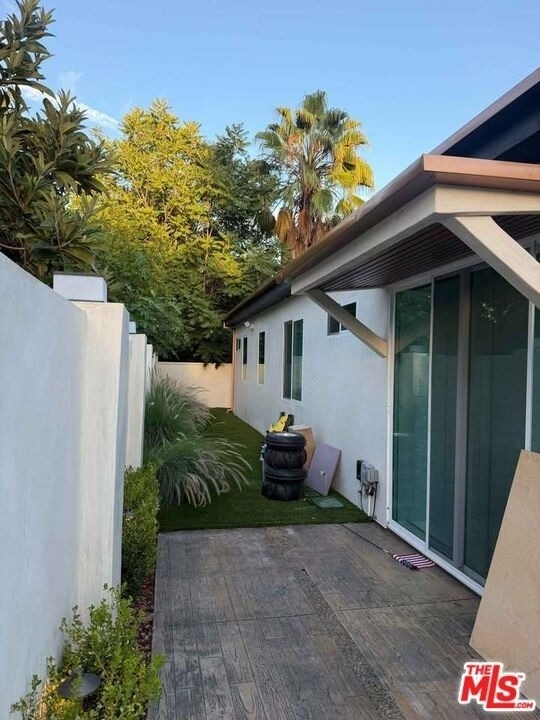 19037 Keswick Street - Photo 4