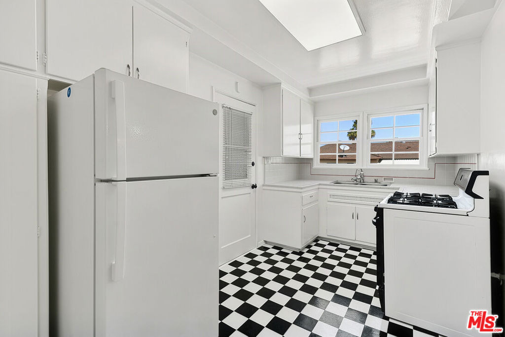 1474 1/2 Reeves Street - Photo 5