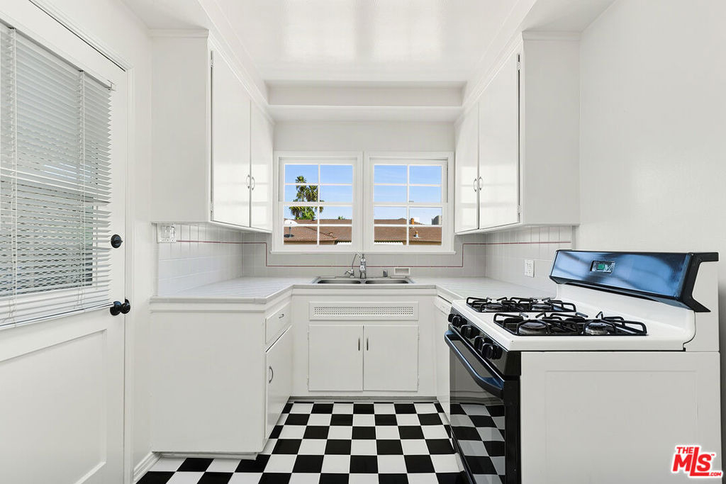 1474 1/2 Reeves Street - Photo 6