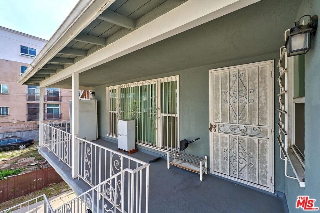 1016 1/2 S Oxford Avenue - Photo 12