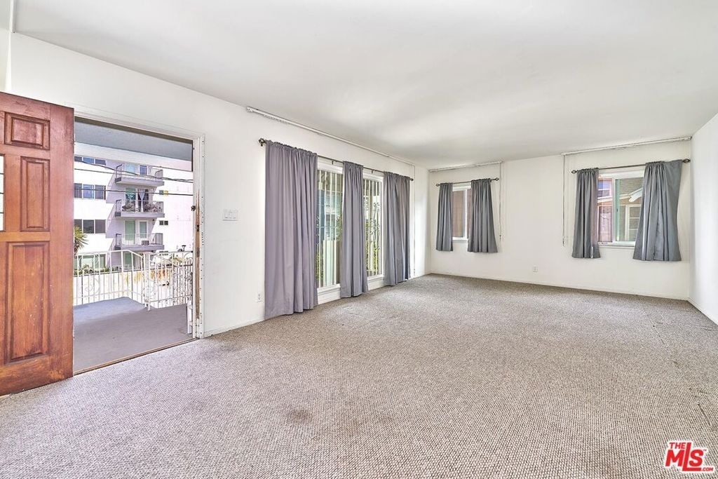 1016 1/2 S Oxford Avenue - Photo 2