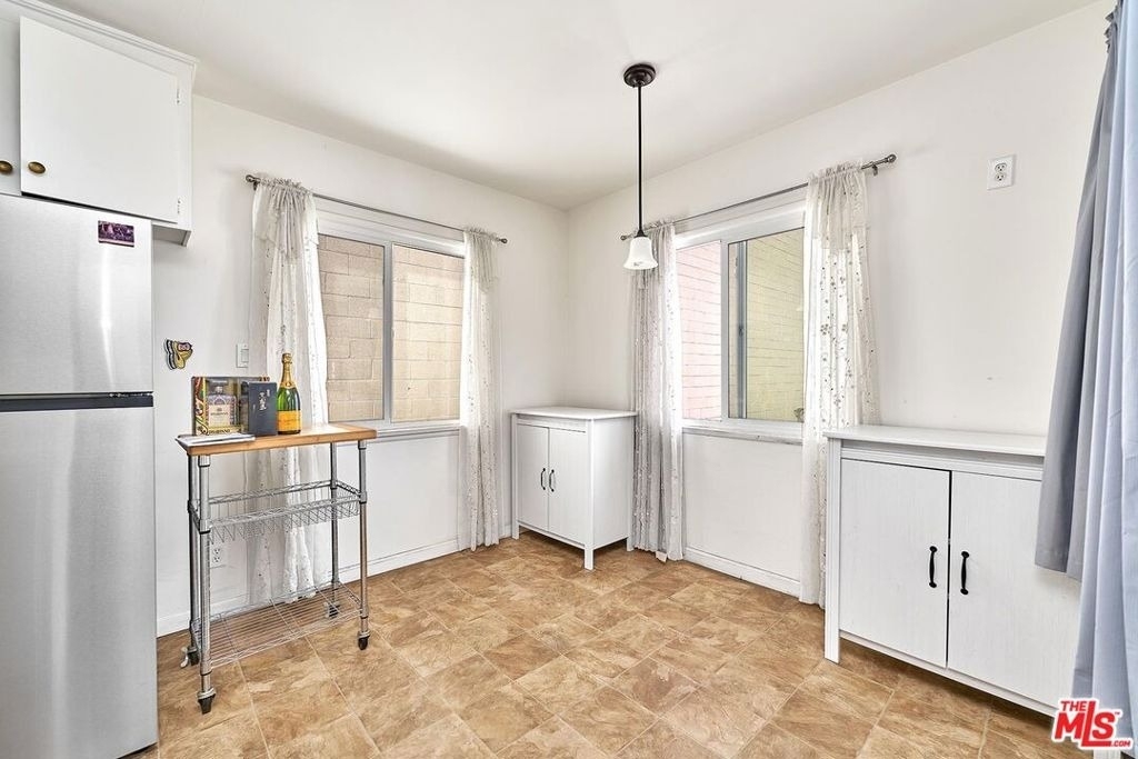 1016 1/2 S Oxford Avenue - Photo 4