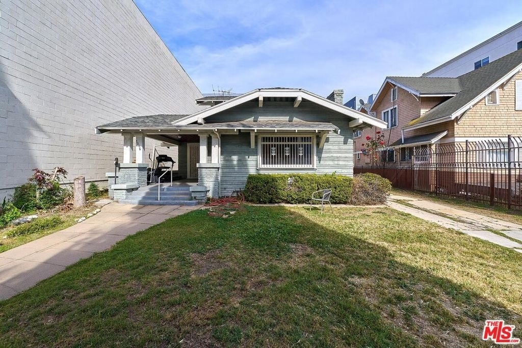 1016 1/2 S Oxford Avenue - Photo 0