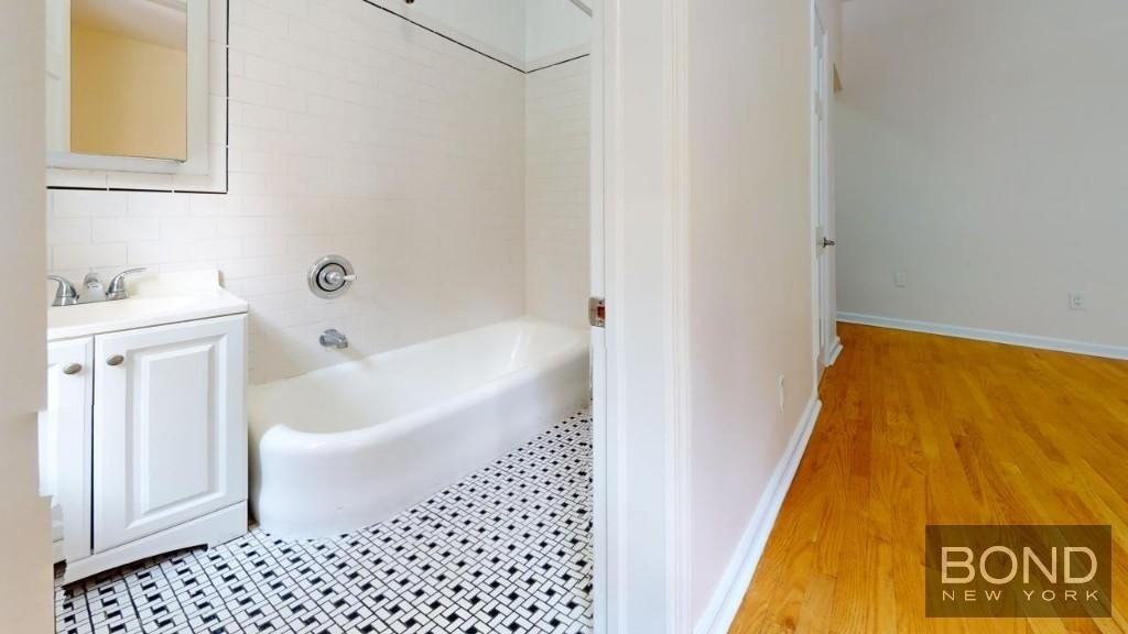 West 10th Street - Photo 3