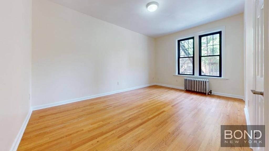West 10th Street - Photo 11