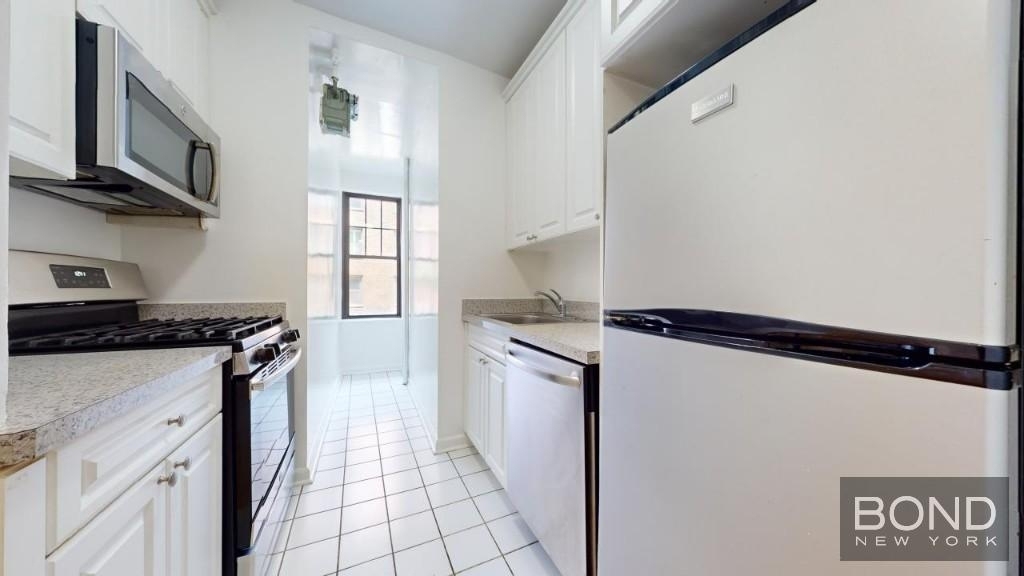 West 10th Street - Photo 5