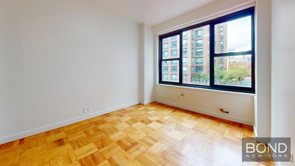Fourth Avenue - Photo 9