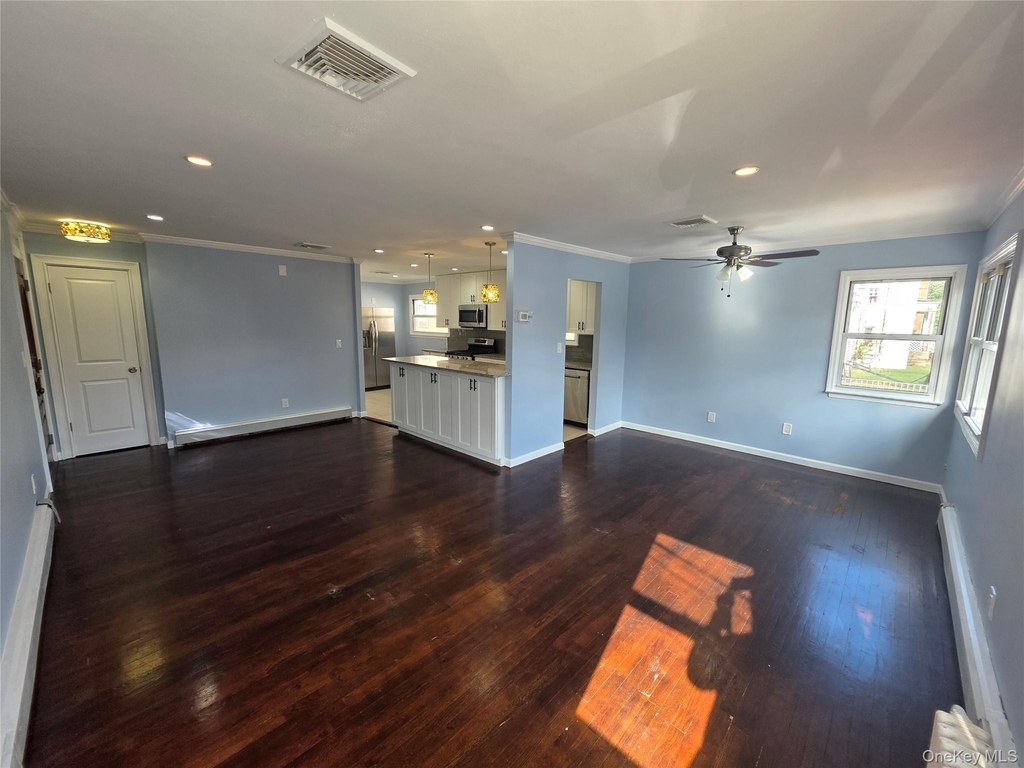 32-23 Plunkett Avenue - Photo 1
