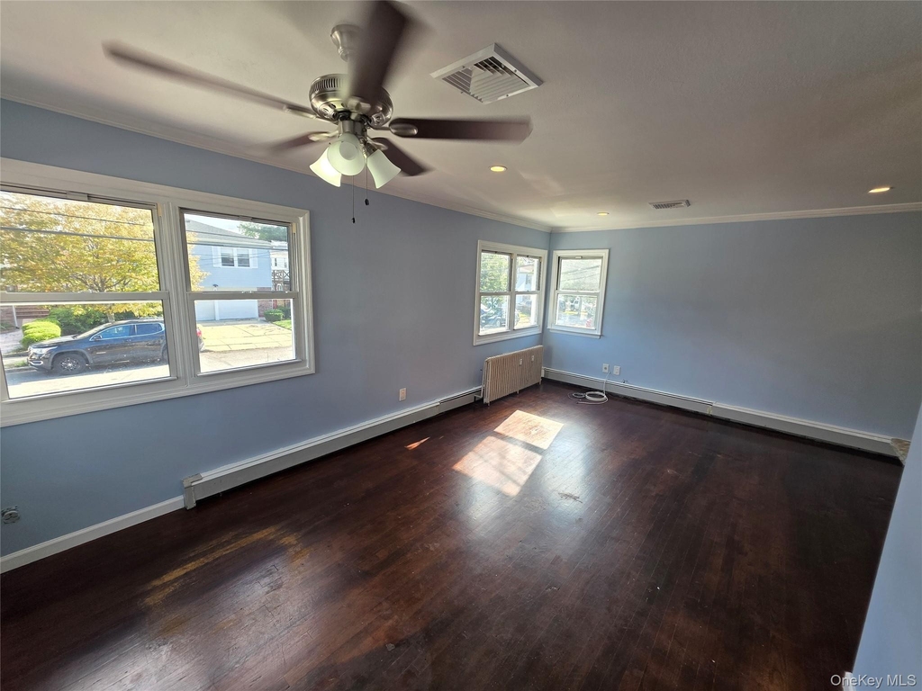 32-23 Plunkett Avenue - Photo 2