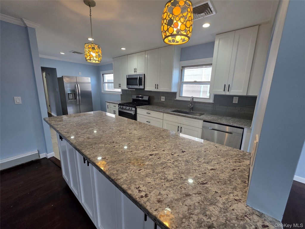 32-23 Plunkett Avenue - Photo 3