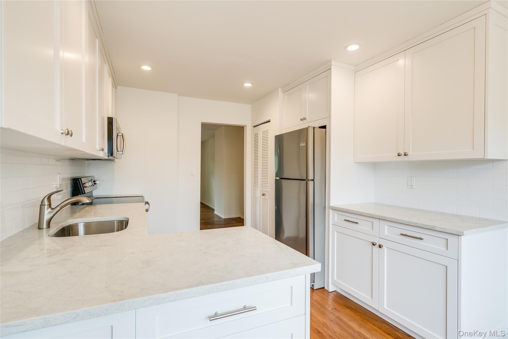 122 Woodlake Drive W - Photo 4