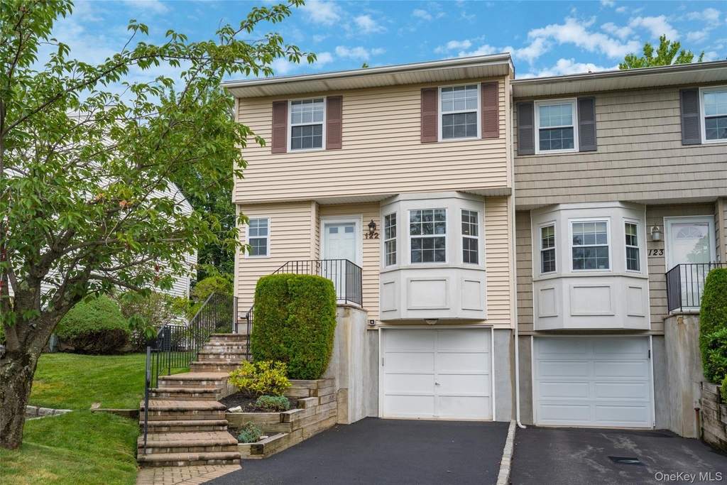 122 Woodlake Drive W - Photo 1
