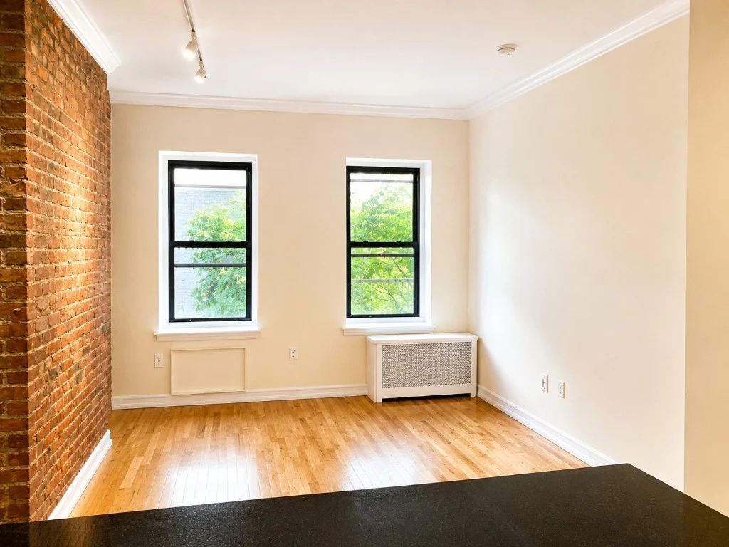 906 Amsterdam Avenue - Photo 2