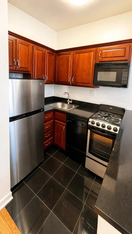 906 Amsterdam Avenue - Photo 0