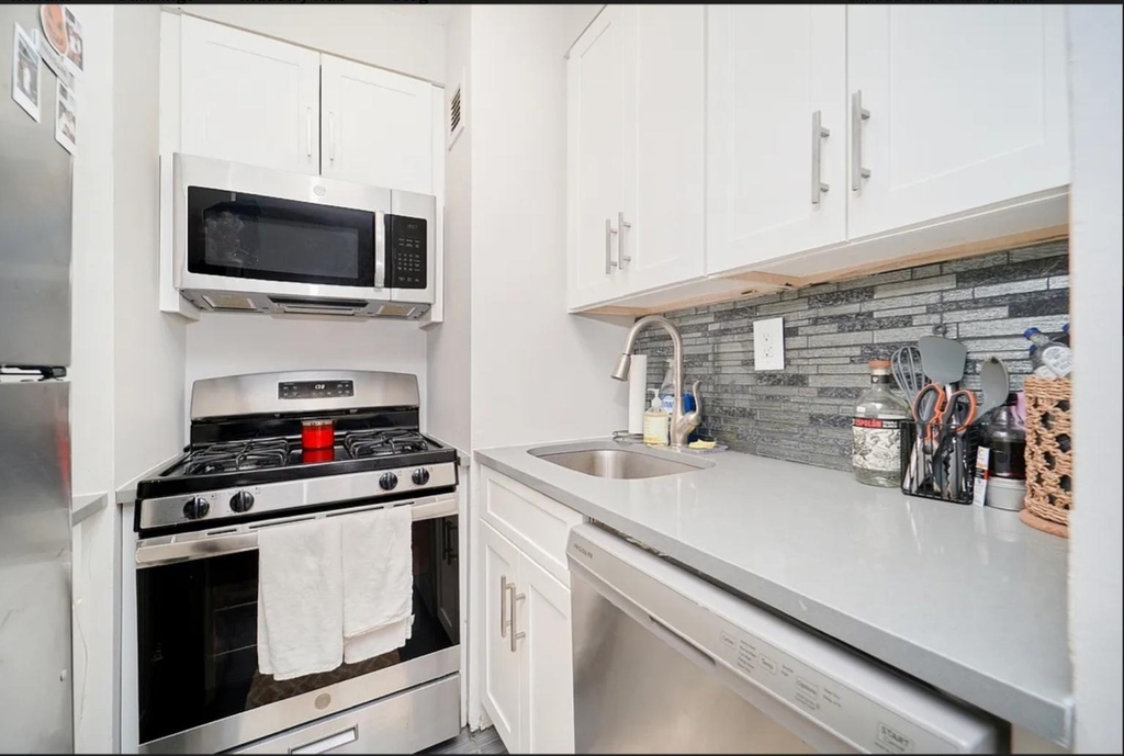 337 W 43rd Street - Photo 6