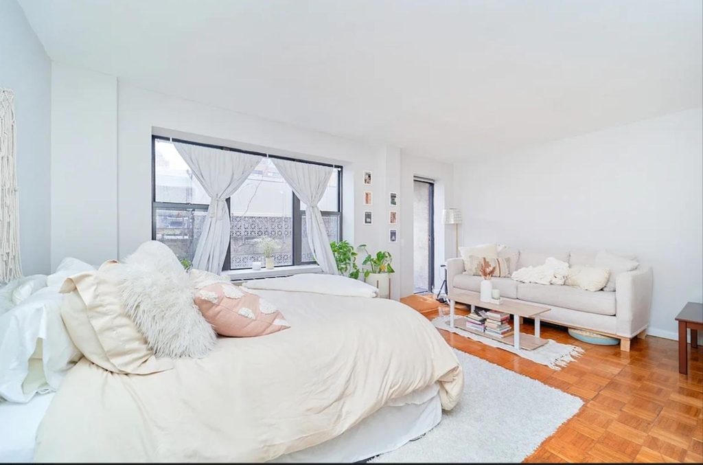 337 W 43rd Street - Photo 3