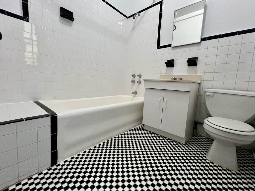 155 E 52nd Street - Photo 1