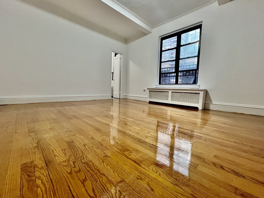 155 E 52nd Street - Photo 3