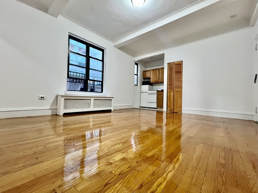 155 E 52nd Street - Photo 2
