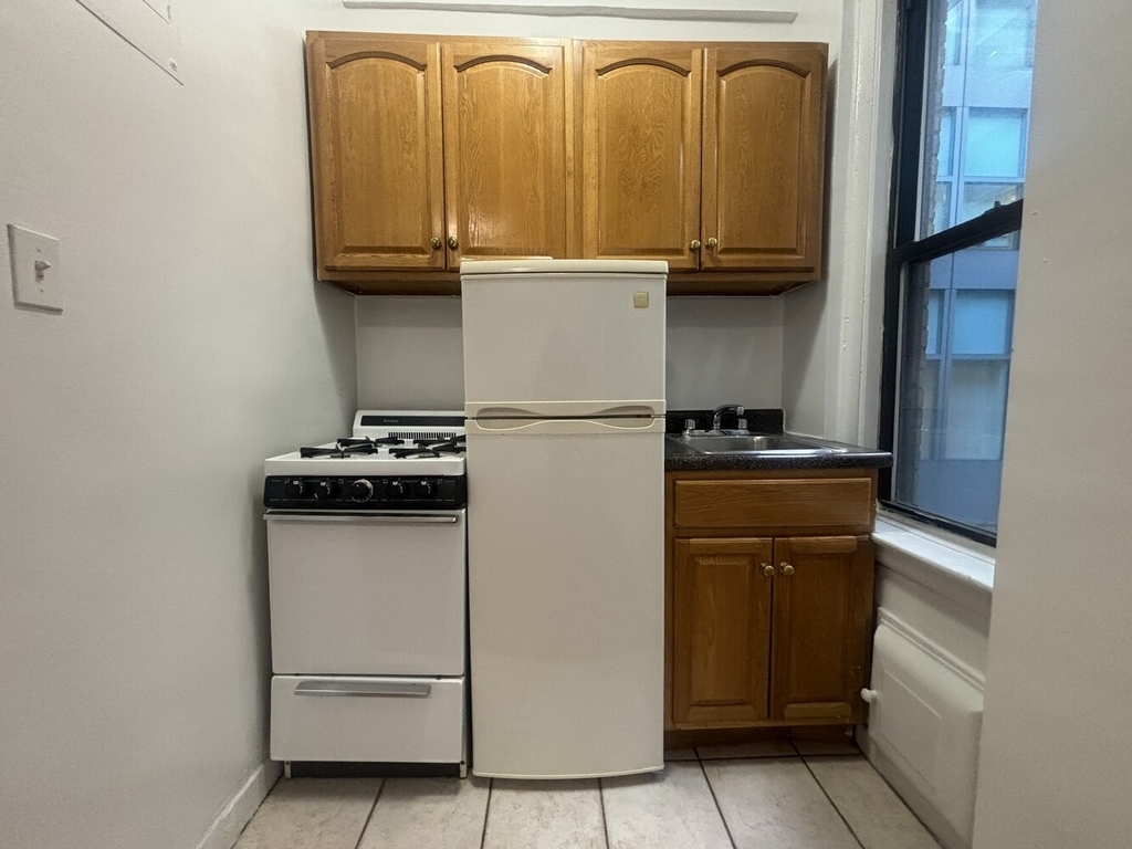 155 E 52nd Street - Photo 2