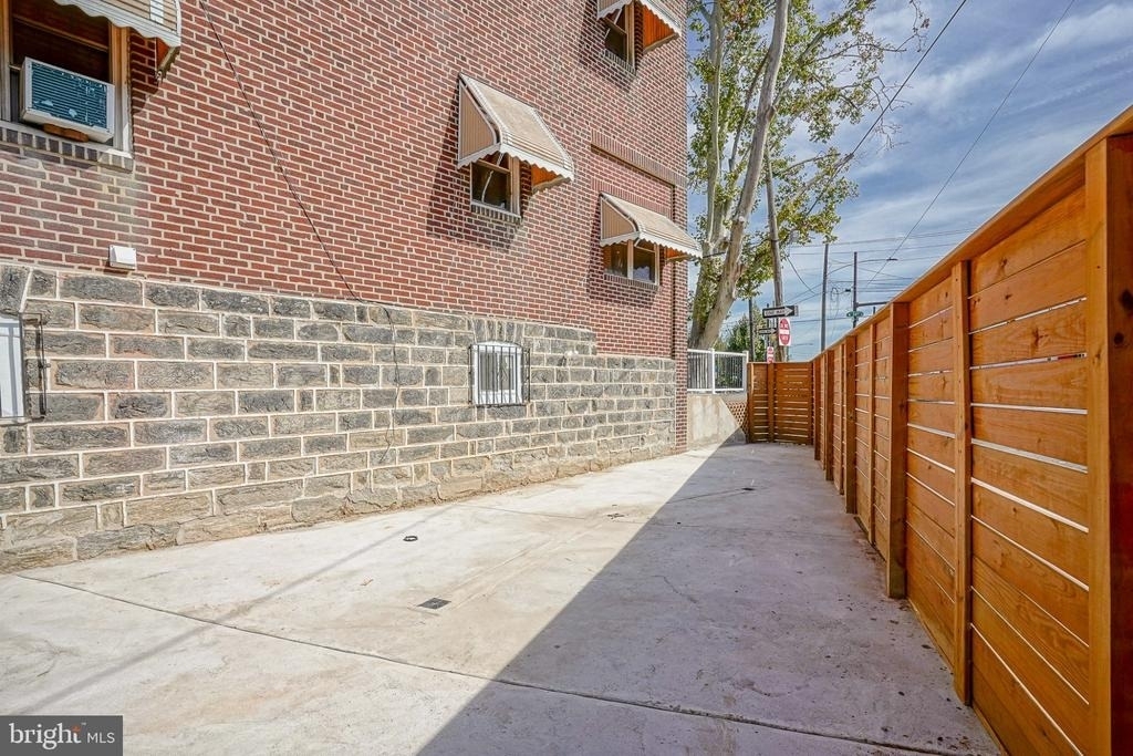 2412 S 24th Street - Photo 2