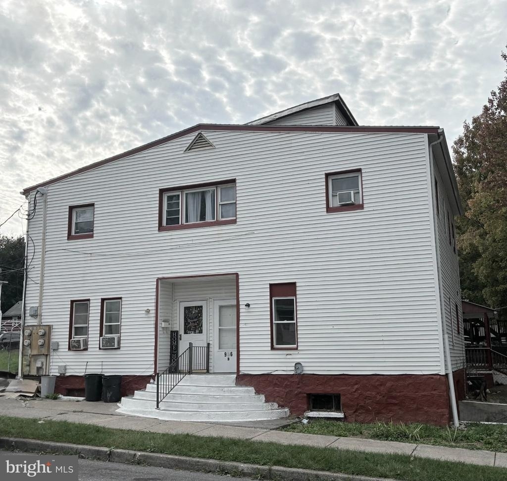 906 Argus Street - Photo 0