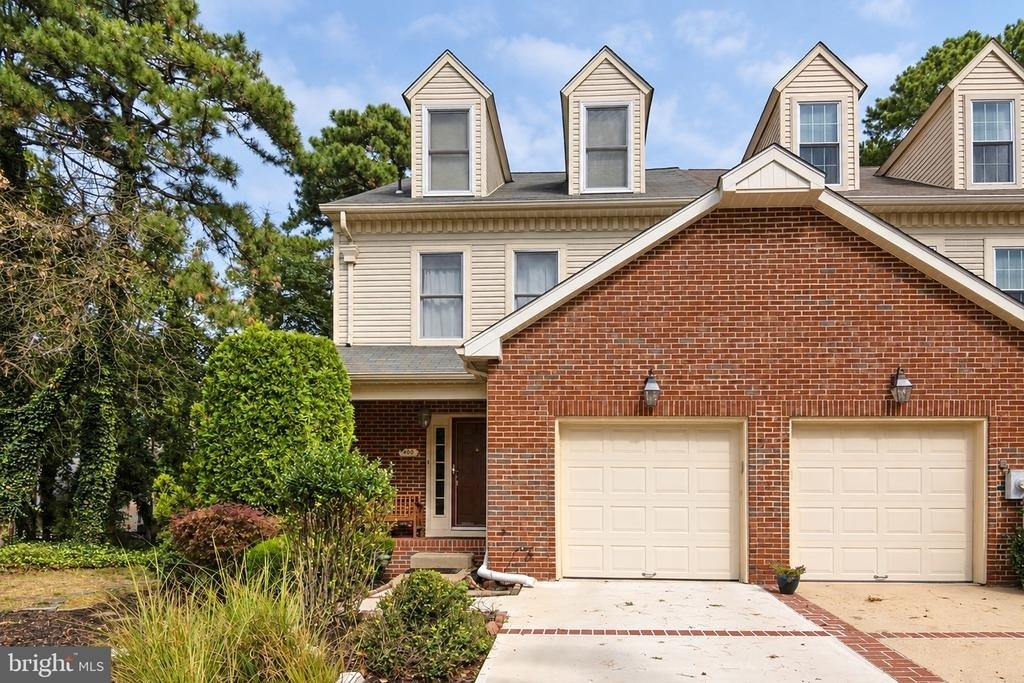 400 Williamsburg Court - Photo 0