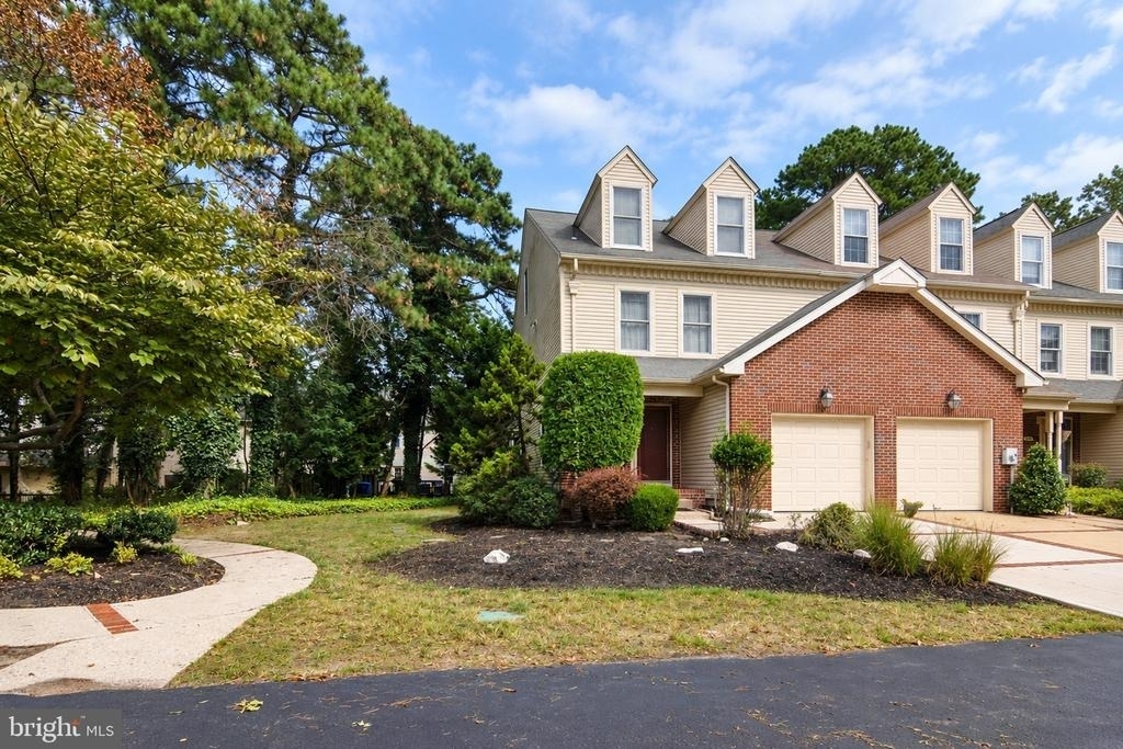 400 Williamsburg Court - Photo 1