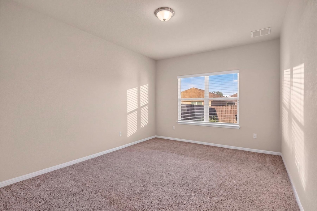 213 Yoakum St - Photo 12