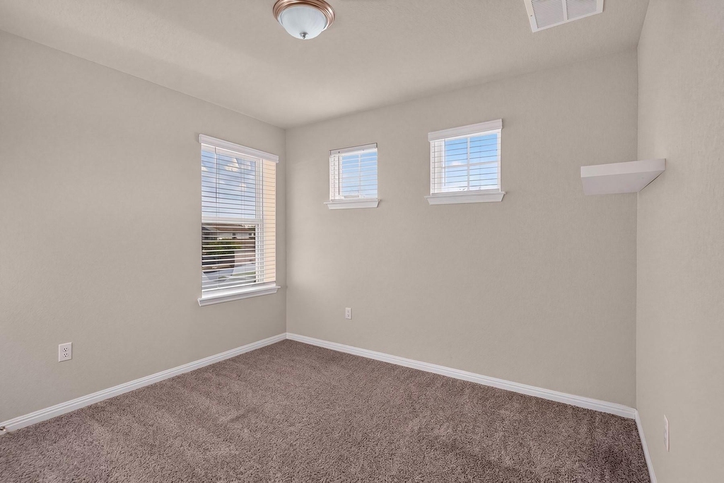 213 Yoakum St - Photo 7