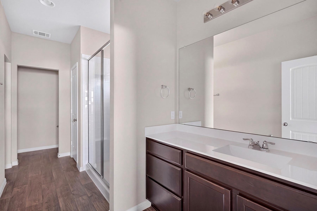 213 Yoakum St - Photo 13