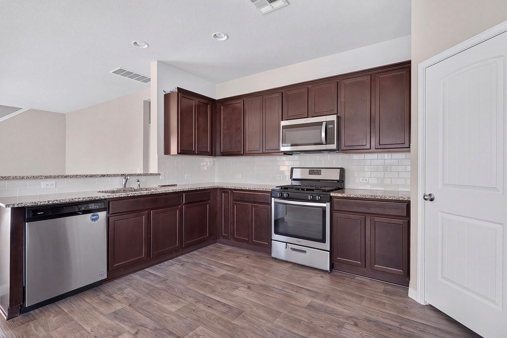 213 Yoakum St - Photo 11