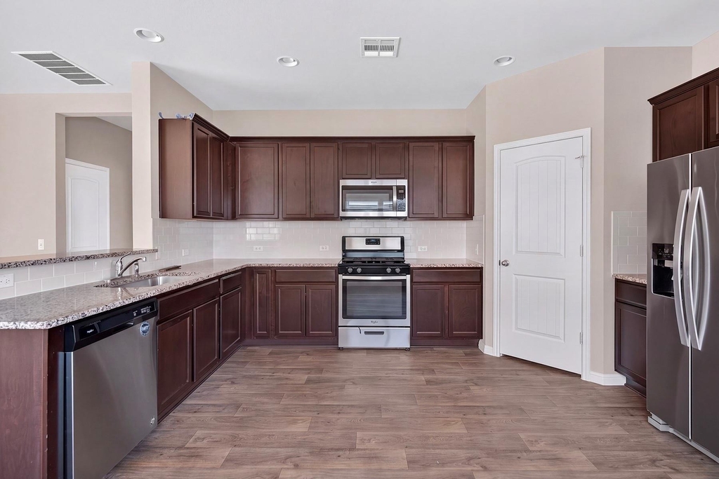 213 Yoakum St - Photo 10