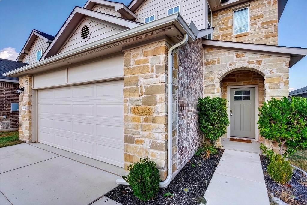 213 Yoakum St - Photo 3
