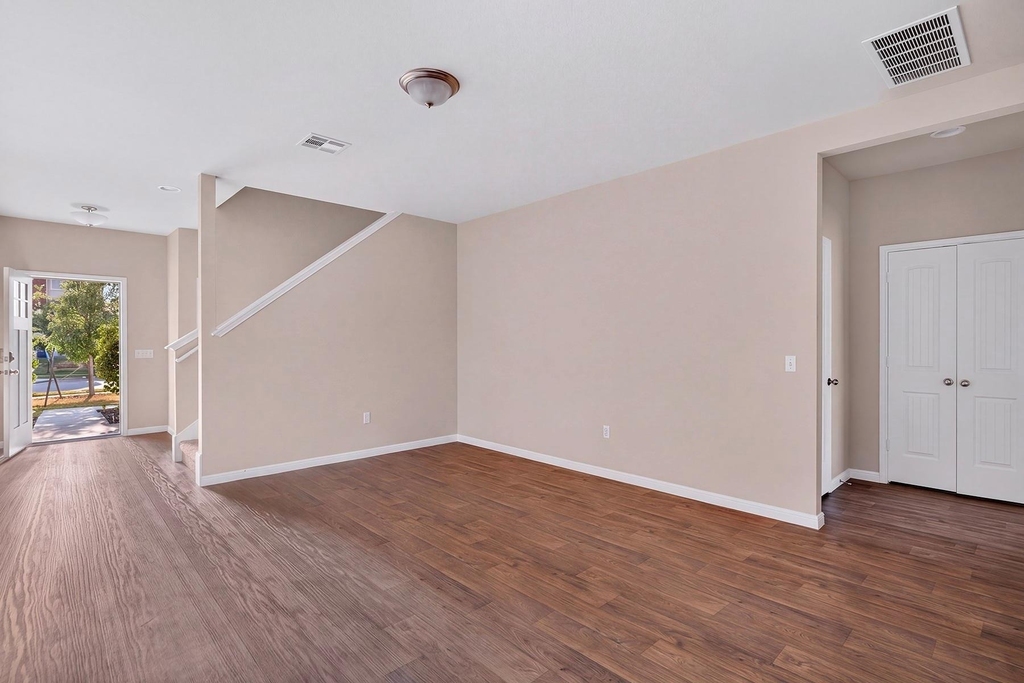 213 Yoakum St - Photo 5