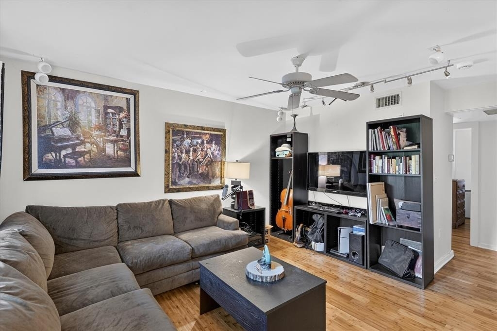 2200 Dickson Dr - Photo 11