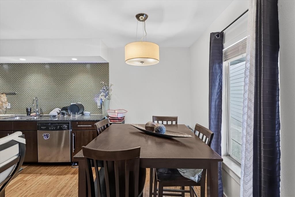 2200 Dickson Dr - Photo 16