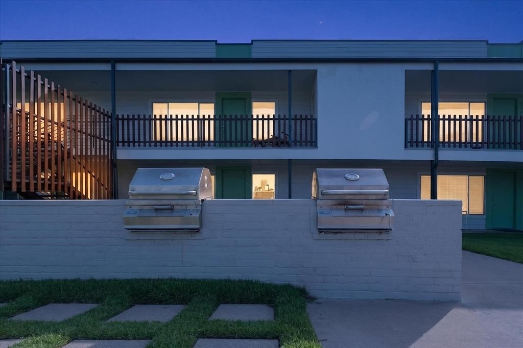 2200 Dickson Dr - Photo 29