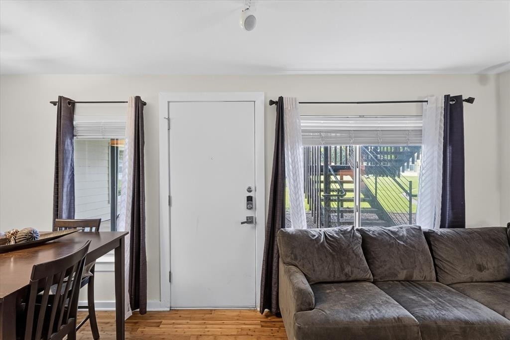 2200 Dickson Dr - Photo 10