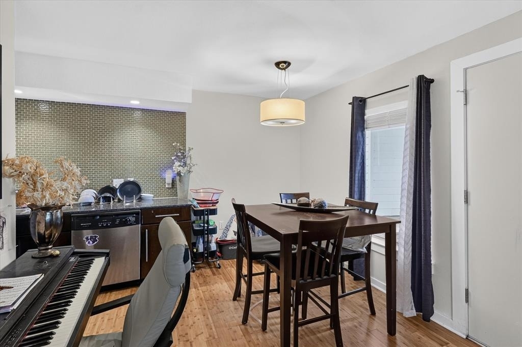 2200 Dickson Dr - Photo 15