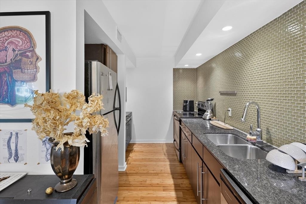 2200 Dickson Dr - Photo 17