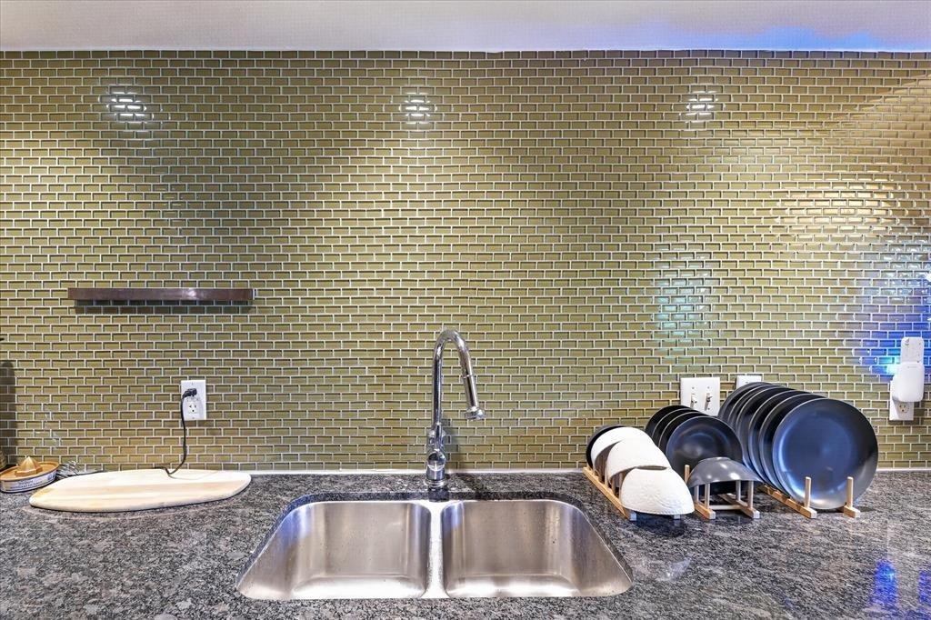 2200 Dickson Dr - Photo 18