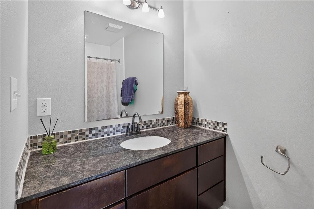 2200 Dickson Dr - Photo 21