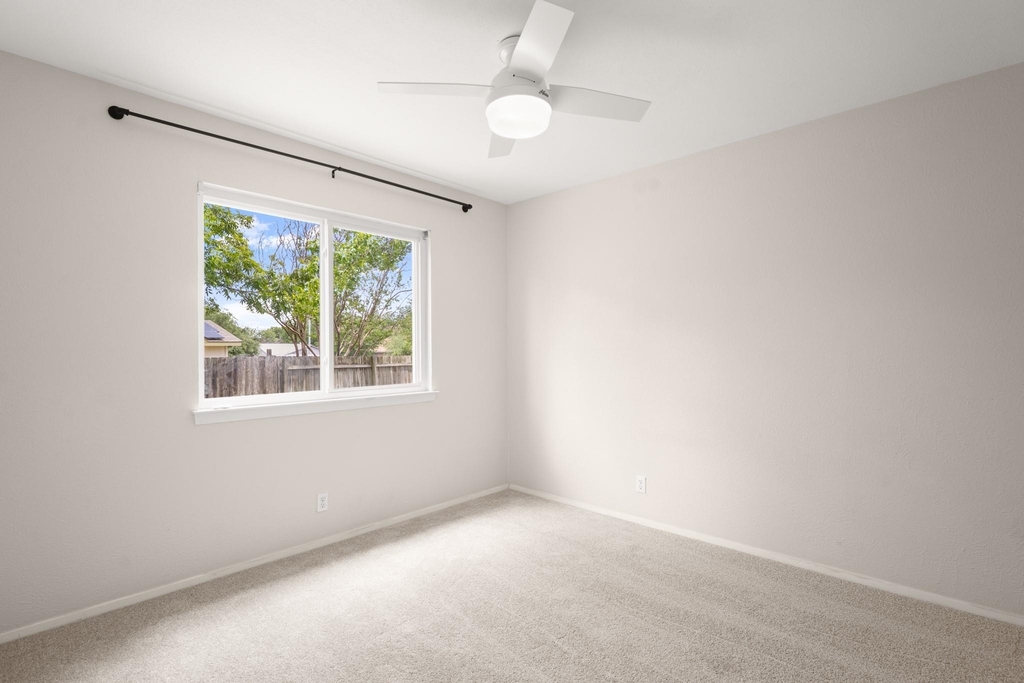 8914 Sparkling Creek Dr - Photo 18