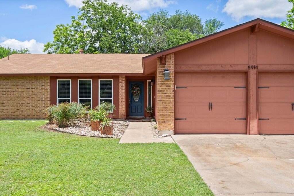 8914 Sparkling Creek Dr - Photo 2