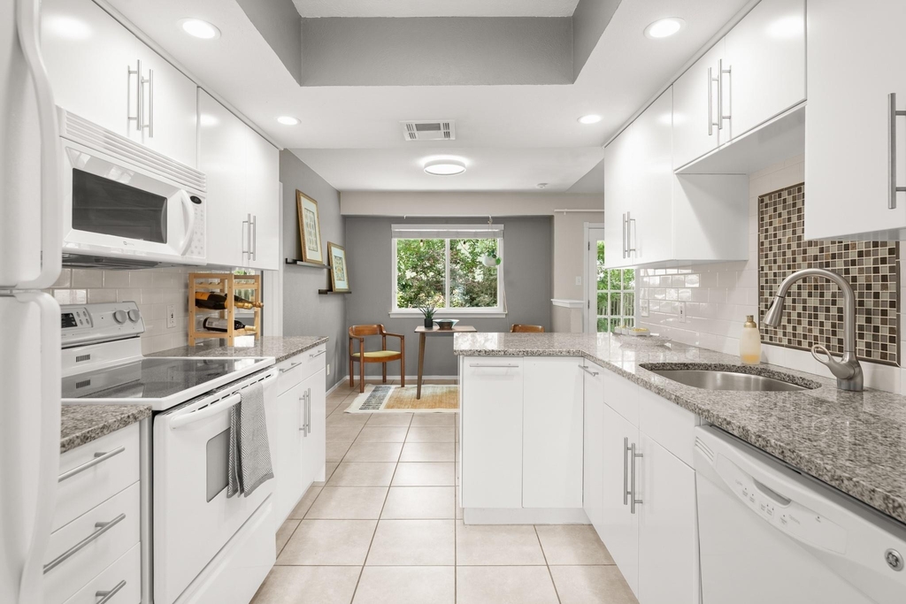 8914 Sparkling Creek Dr - Photo 8