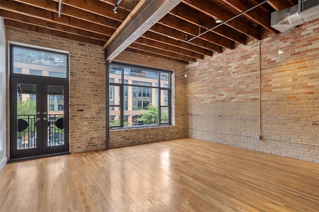 411 Brazos St - Photo 10