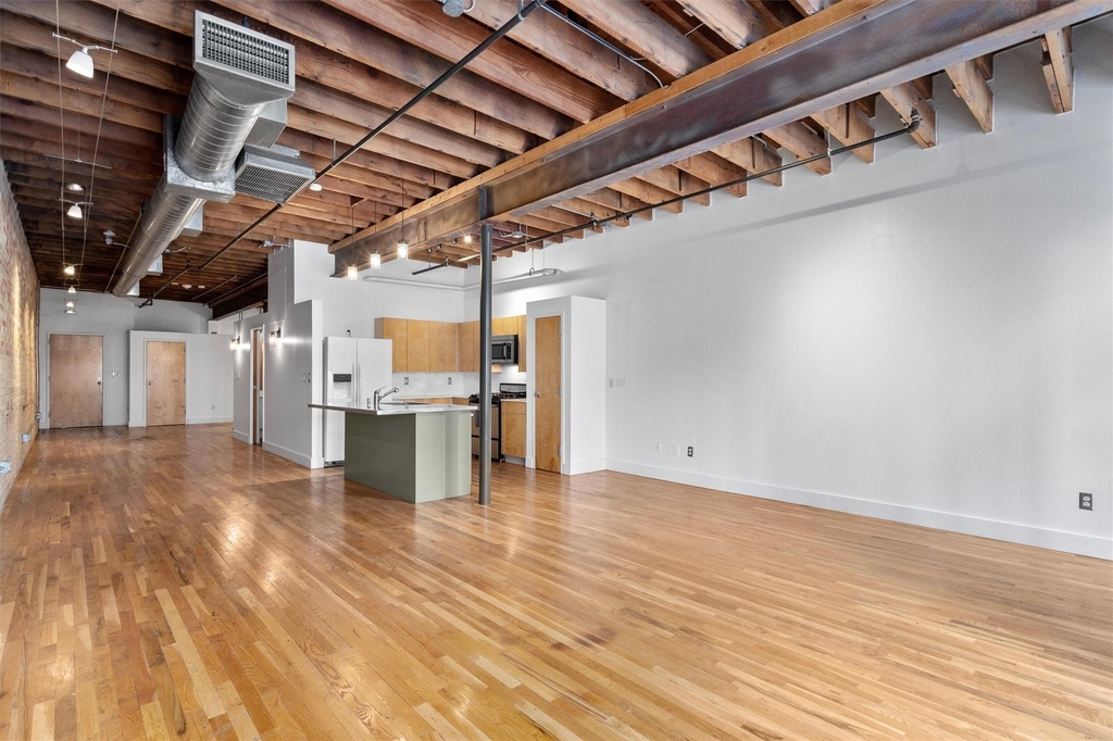 411 Brazos St - Photo 4