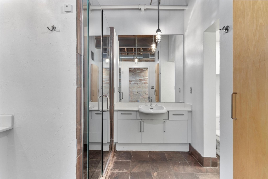 411 Brazos St - Photo 11