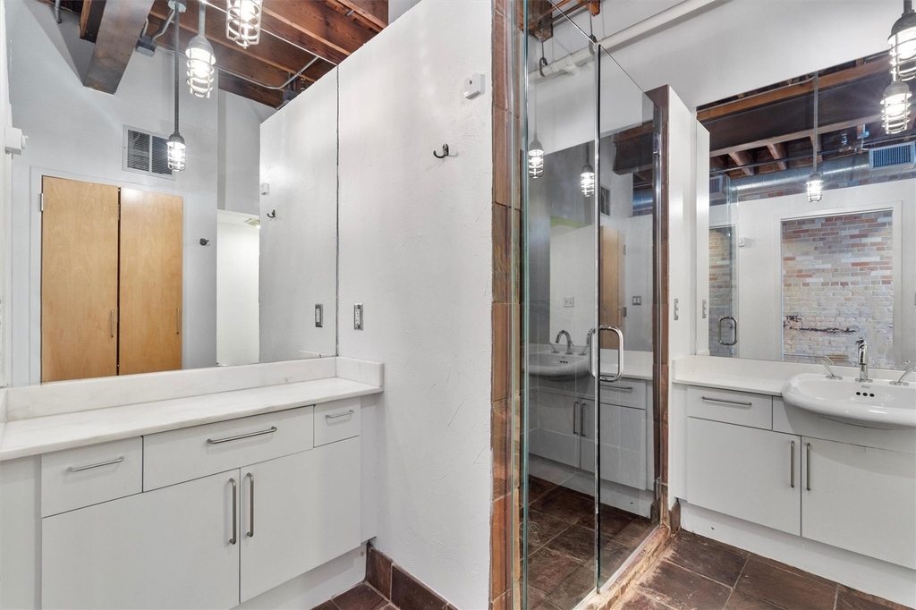 411 Brazos St - Photo 12